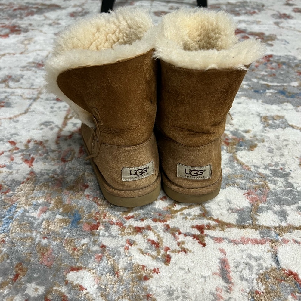 Ugg - Picture 2 of 5